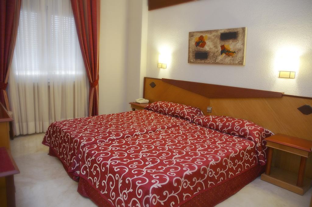 Hotel Del Val - Parking Gratuito Andújar Zewnętrze zdjęcie